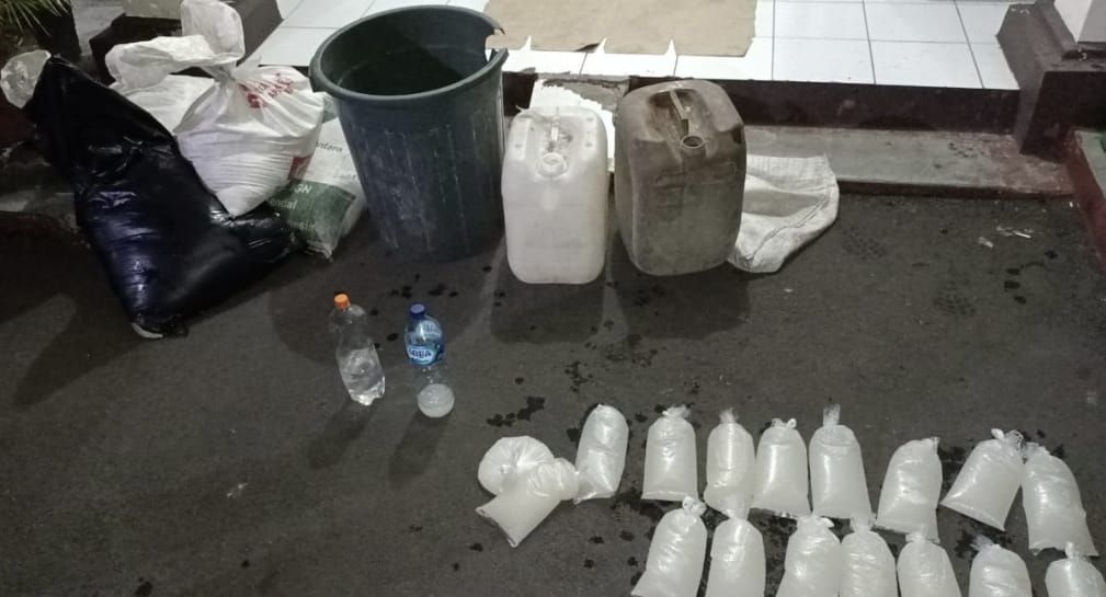 Barang bukti minuman keras alias miras jenis tuak yang berhasil diamankan petugas Polsek Mangkubumi Minggu dini hari di eks terminal Cilembang
