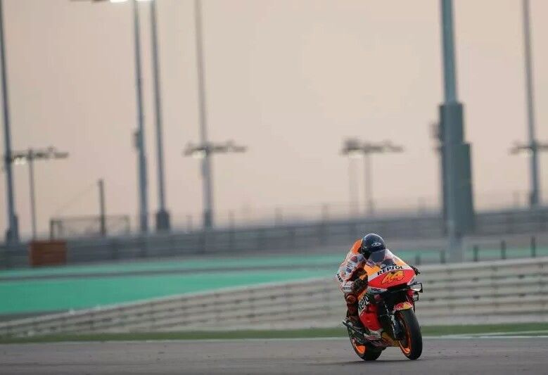 Pebalap tim Repsol Honda Pol Espargaro menjalani sesi tes pramusim MotoGP di Sirkuit Losail, Qatar. 
