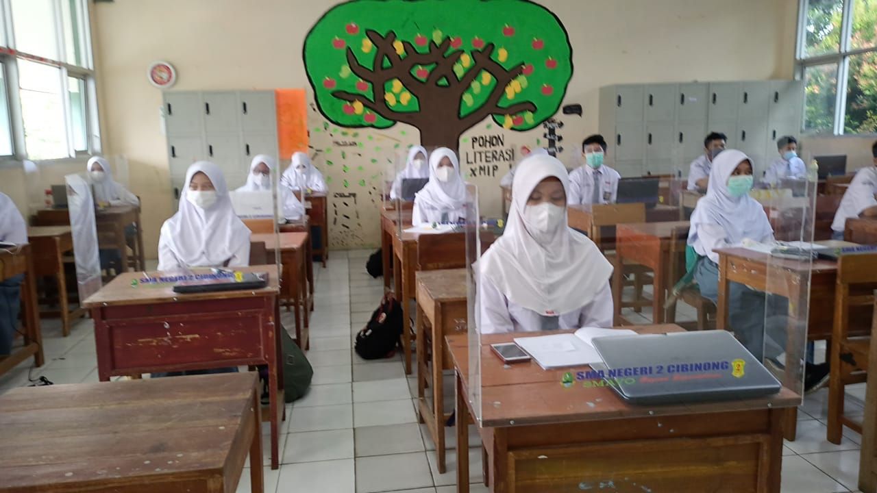 Suasana uji coba sekolah tatap muka di SMA Cibinong Kabupaten Bogor, Senin 15 Maret 2021  