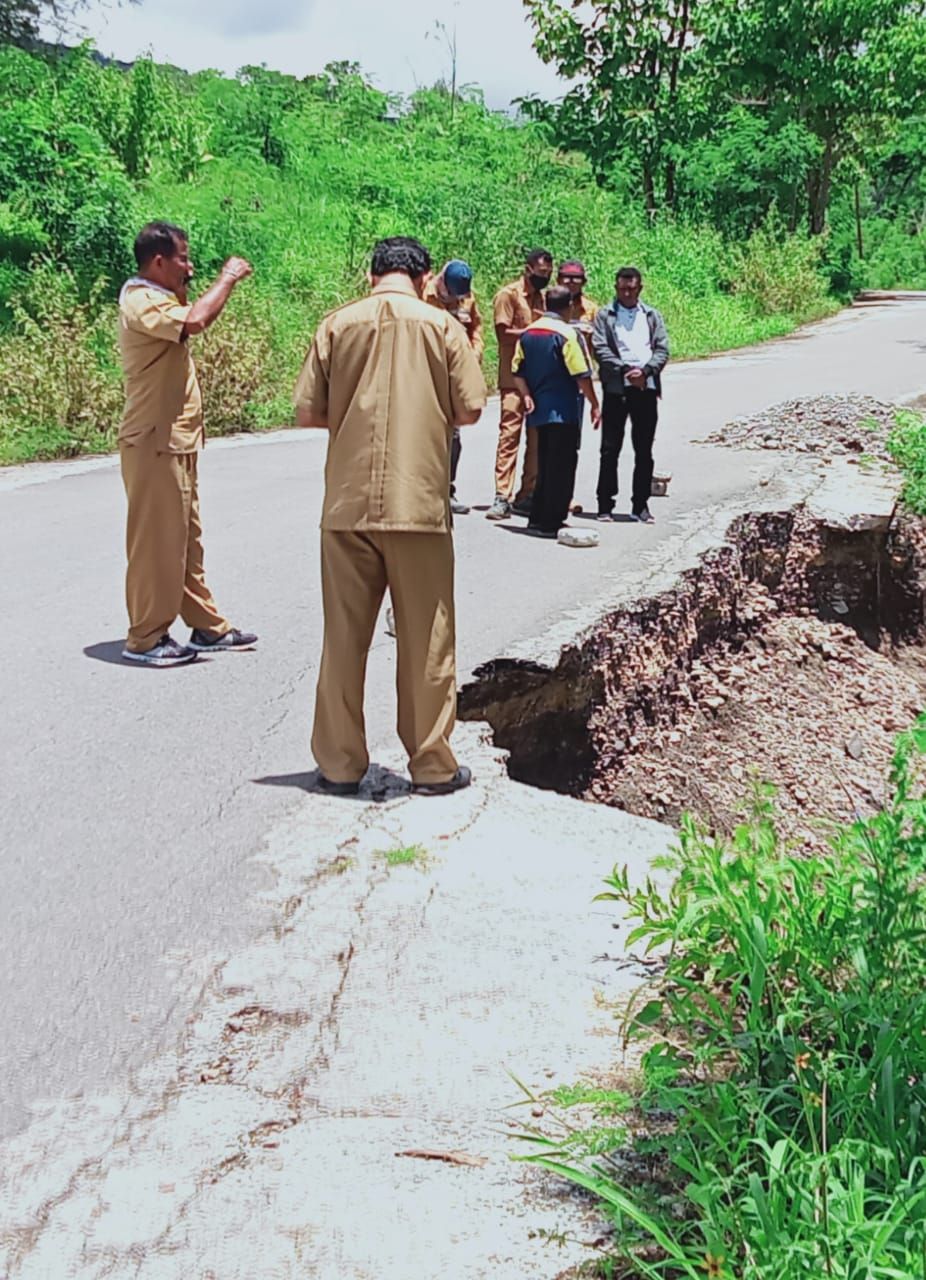 Tim Dinas PUPR saat melakukan pengecekan ke beberapa titik longsor di Kecamatan Lamaknen, Kabupaten Belu