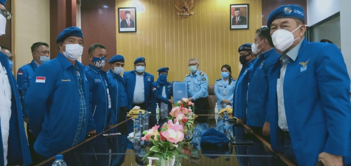 Pengurus DPD Partai Demokrat Provinsi Banten menyerahkan data kepengurusan yang sah ke Kantor Wilayah Kementerian Hukum HAM dan KPU Banten. (FOTO: DOk. DPD Partai Demokrat)