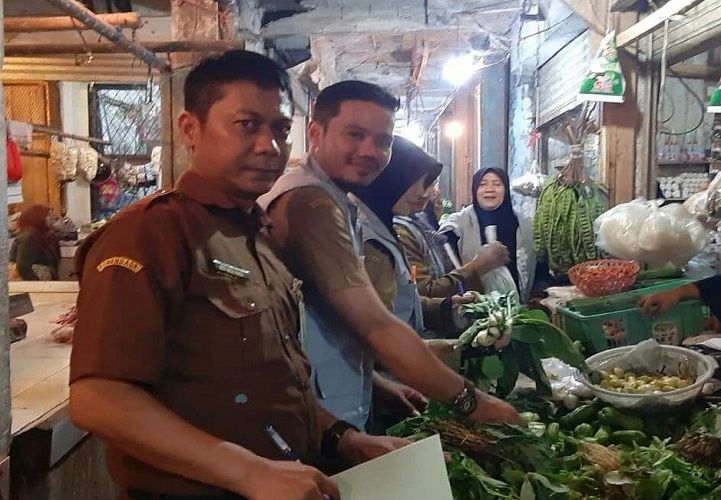 Pegawai Dinas Ketahanan Pangan Kabupaten Pandeglang saat mengecek bahan pangan di Pasar Pandeglang.