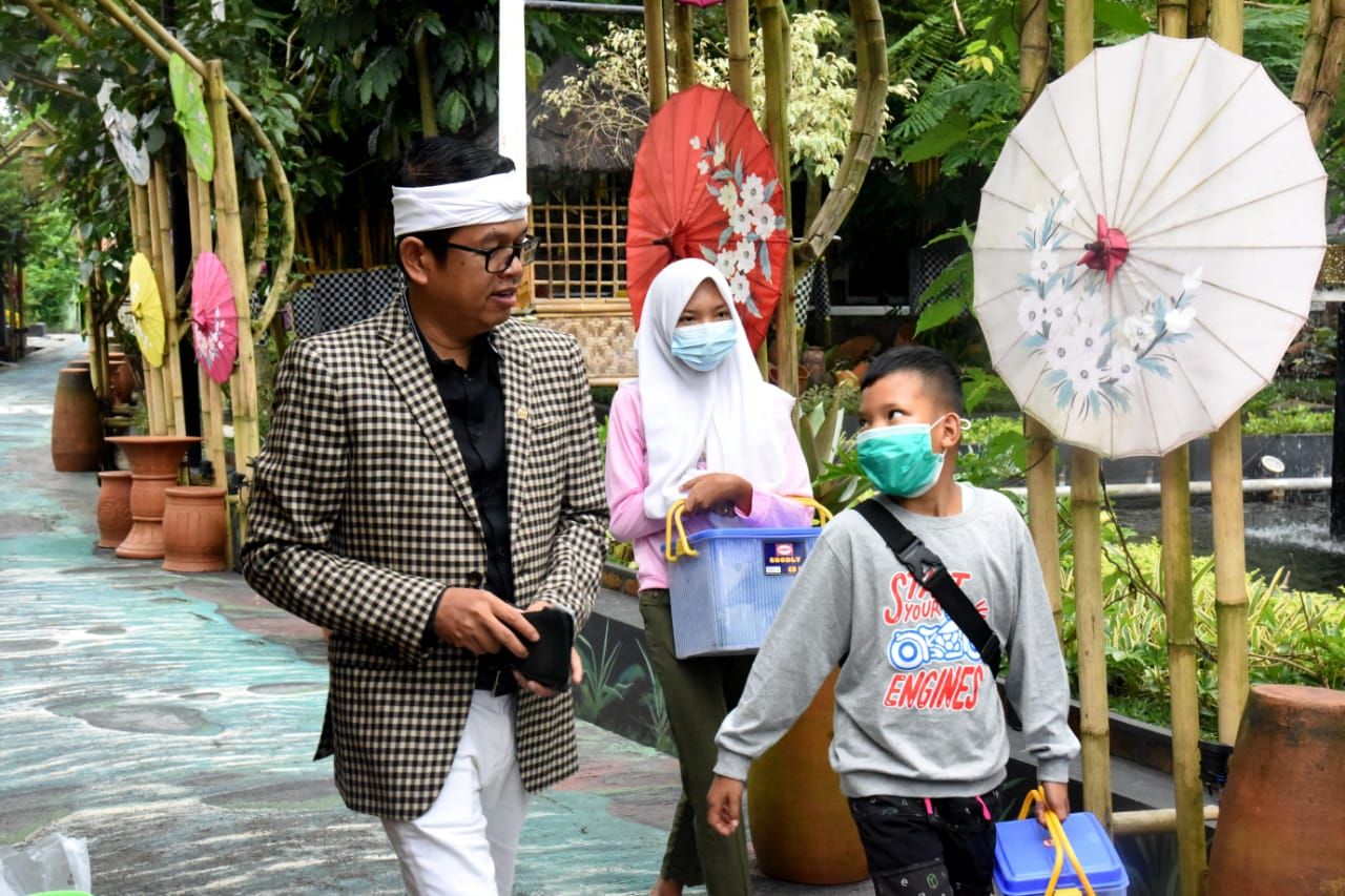Dedi Mulyadi dan Aldi penjual cilok yang diboyongnya ke Gedung DPR RI di Jakarta./dok.Dedi Mulyadi