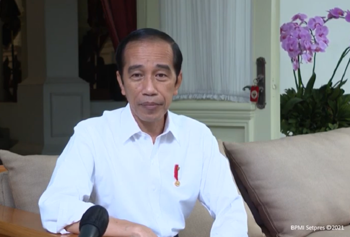Presiden Jokowi dalam keterangan pers di Istana Merdeka, 15 Maret 2021.