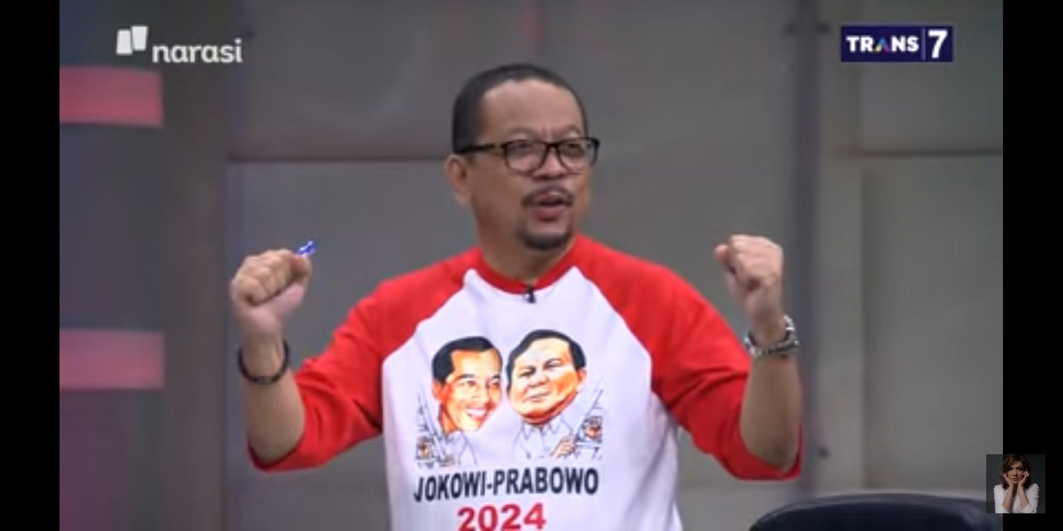 M. Qudori mengenakan kaos warna merah putih bergambar Jokowi-Prabowo 2024.