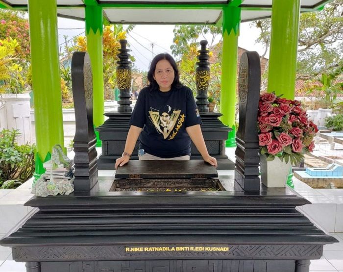 KETUA Umum Nike Ardilla Fans Club (NAFC) Indonesia (Pusat) Emma Amrin saat berziarah di Makam Nike Ardilla di Imbanagara, Kecamatan/Kabupaten Ciamis, Kamis 18 Maret 2021. Makam tersebut telah direnovasi oleh para anggota NAFC dan donatur.*