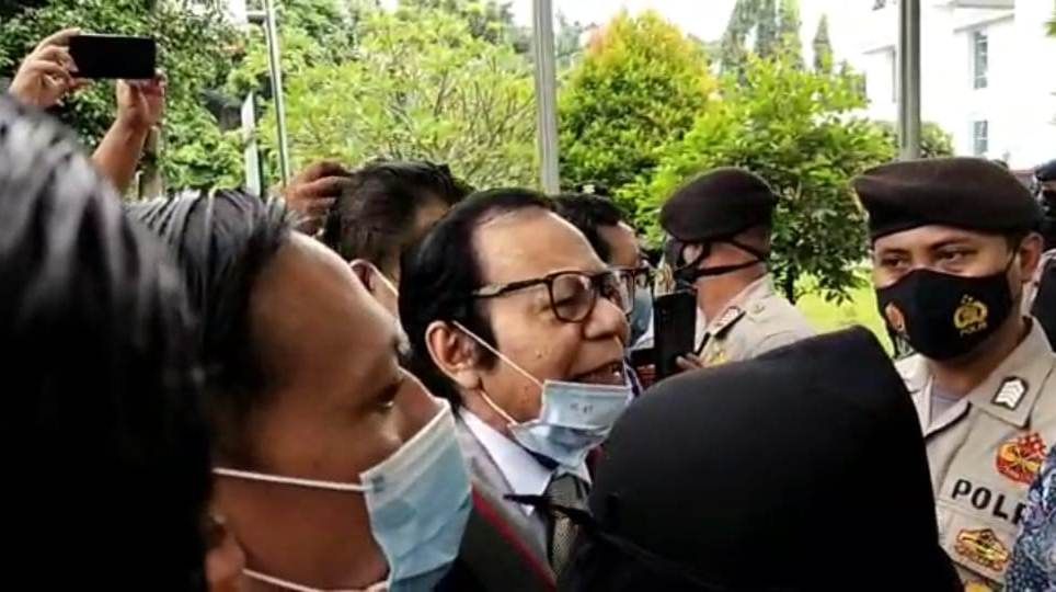 Pengacara Habib Rizieq, Alamsyah Hanafiah tertahan didepan gerbang Pengadilan Negeri Jakarta Timur