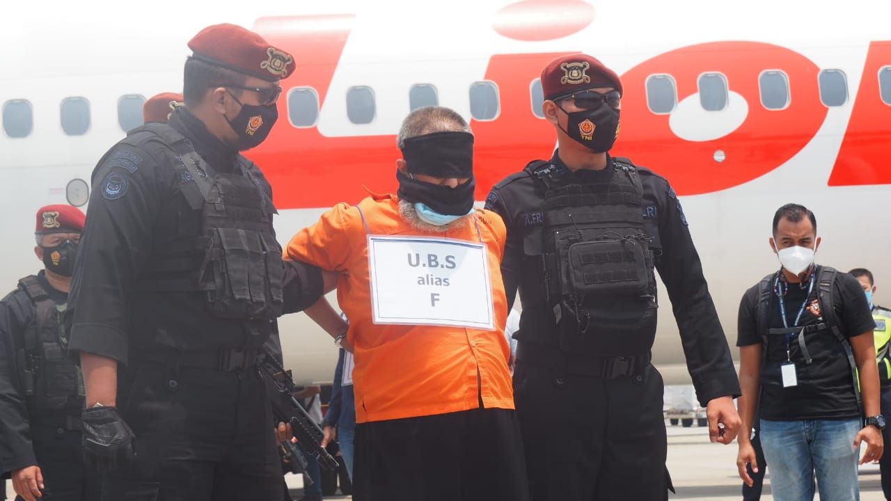 Terduga Teroris dikawal Tim Densus 88 saat tiba di Bandara Soekarno Hatta