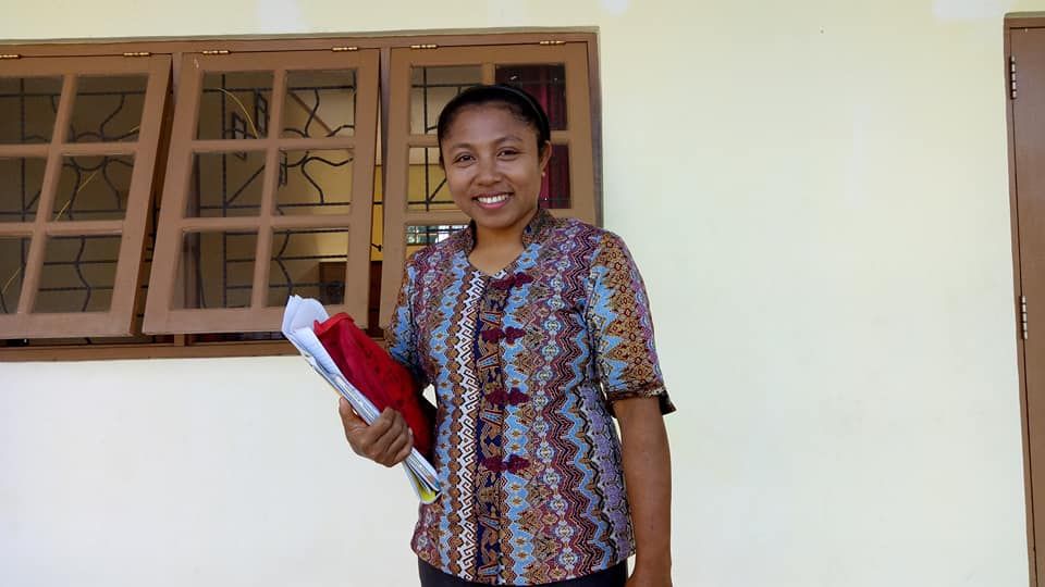 Ibu Ina Koban, Guru Matematika di SMK Swasta Katolik Syuradikara