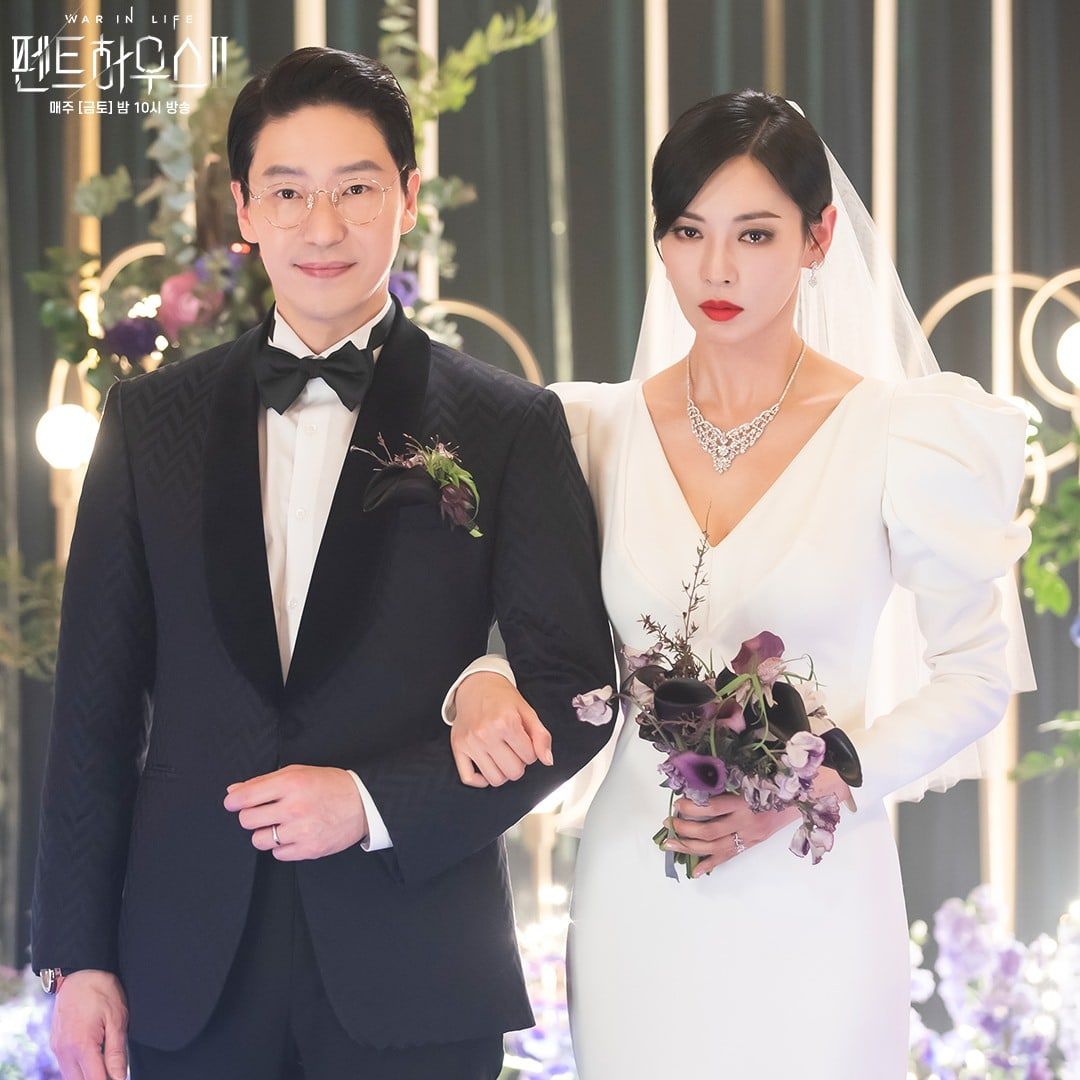 Potongan adegan pernikahan Cheon Seo Jin dan Joo Dan Tae di The Penthouse 2