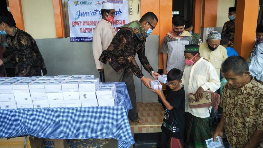 Anak anak dan orang tua usai Jumat di Masjid Darussalam, Tinggarjaya dapat snack dari petugas BMT Amanah Jatilawang