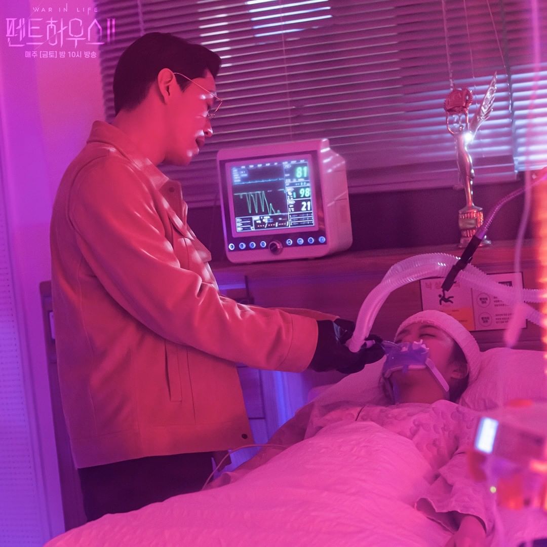 Adegan Joo Dan Tae mendatangi Bae Ro Na saat dirawat di rumah sakit.