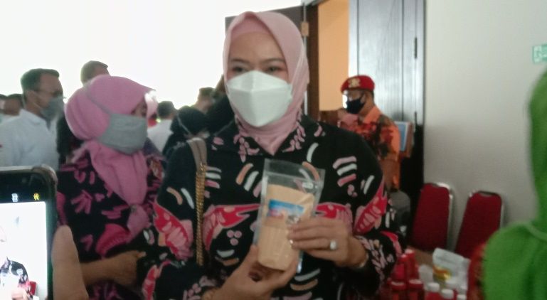 Ketua Dekranasda Kab Panganadaran Hj Ida Nurlaela Wiradinata memperlihatkan salahsatu produk hasil karya pelaku UMKM di Pangandaran.