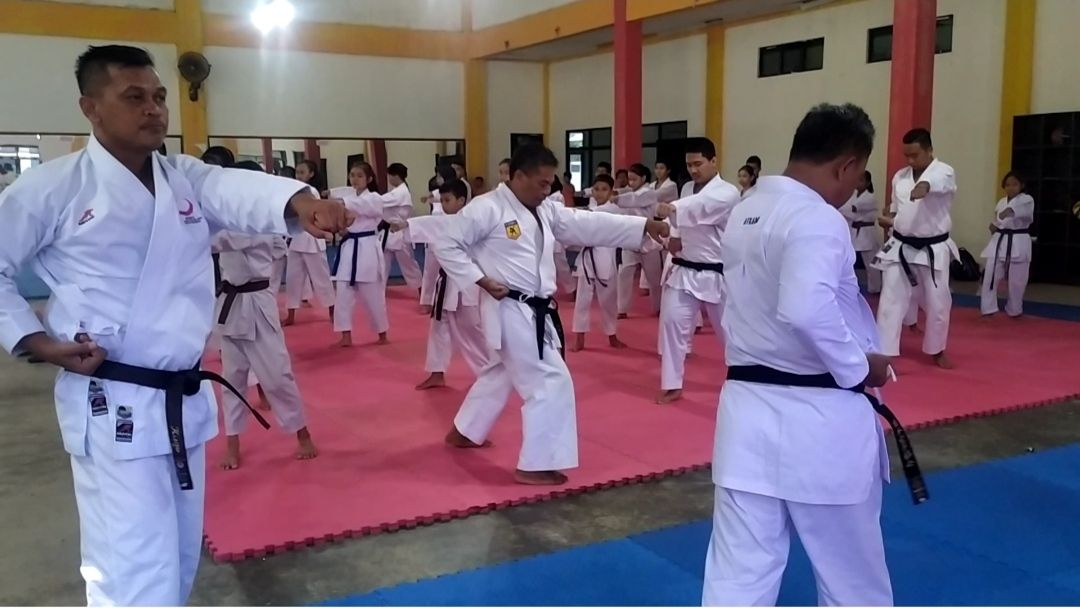 Karateka dari empat perguruan melaksanakan latihan bersama di gedung beladiri KONI Cilacap. 