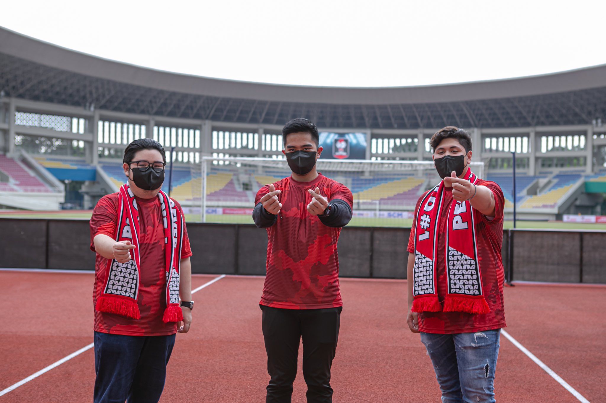 Kaesang Pangarep (tengah) tampak mengenakan jersey Persis Solo. 