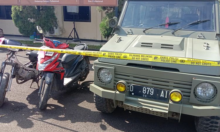 Barang bukti dua motor dan satu mobil modifikasi dalam aksi curas yang dilakukan 4 polisi gadungan di Kabupaten Bandung. Polisi berhasil meringkus keempatnya.