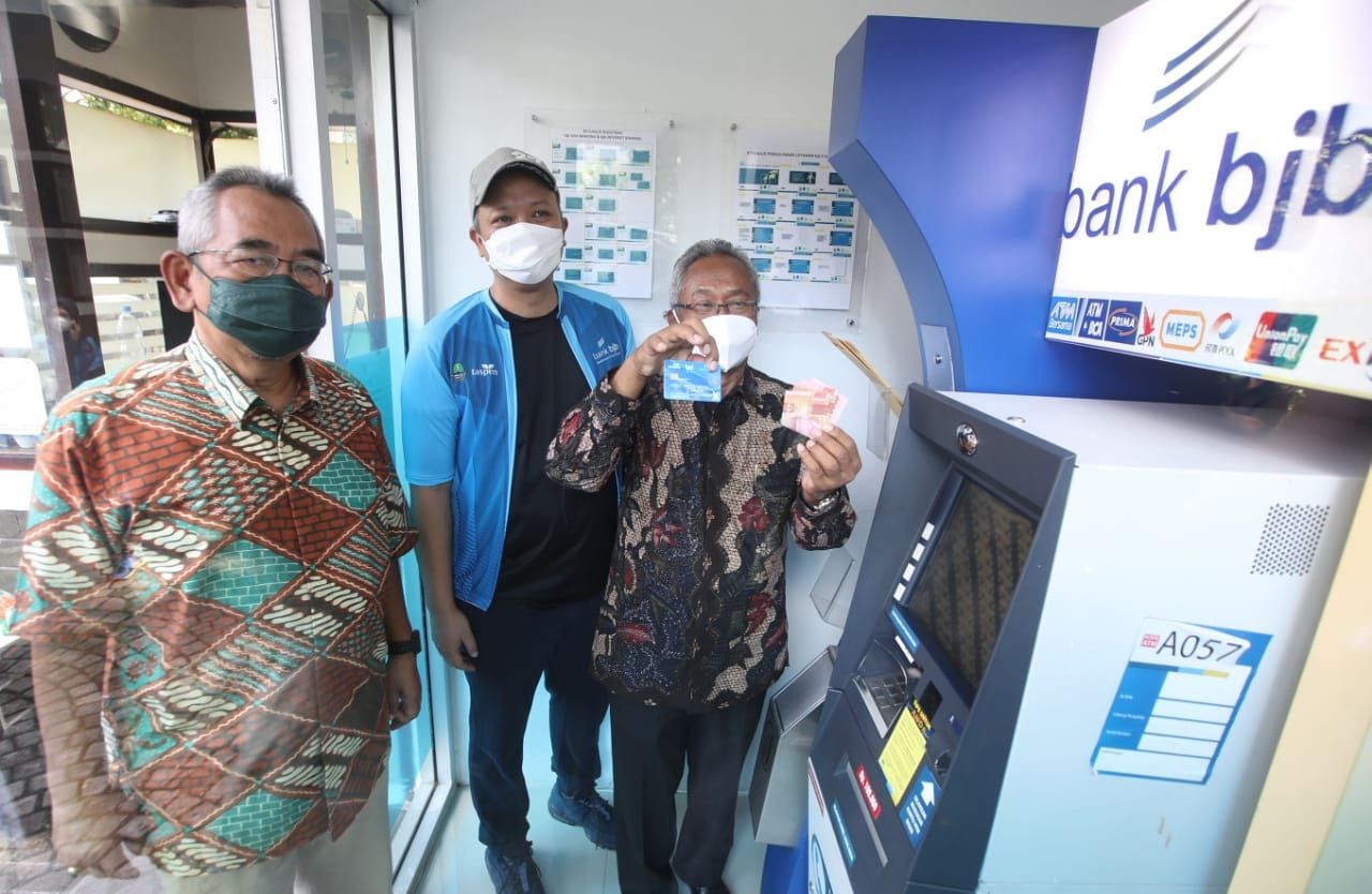 Perwakilan nasabah bank bjb, Sumarwan Hadisoemarto sebut TASPEN Smartcard mempermudah mengambil uang pensiun karena tak perlu antre di bank. 