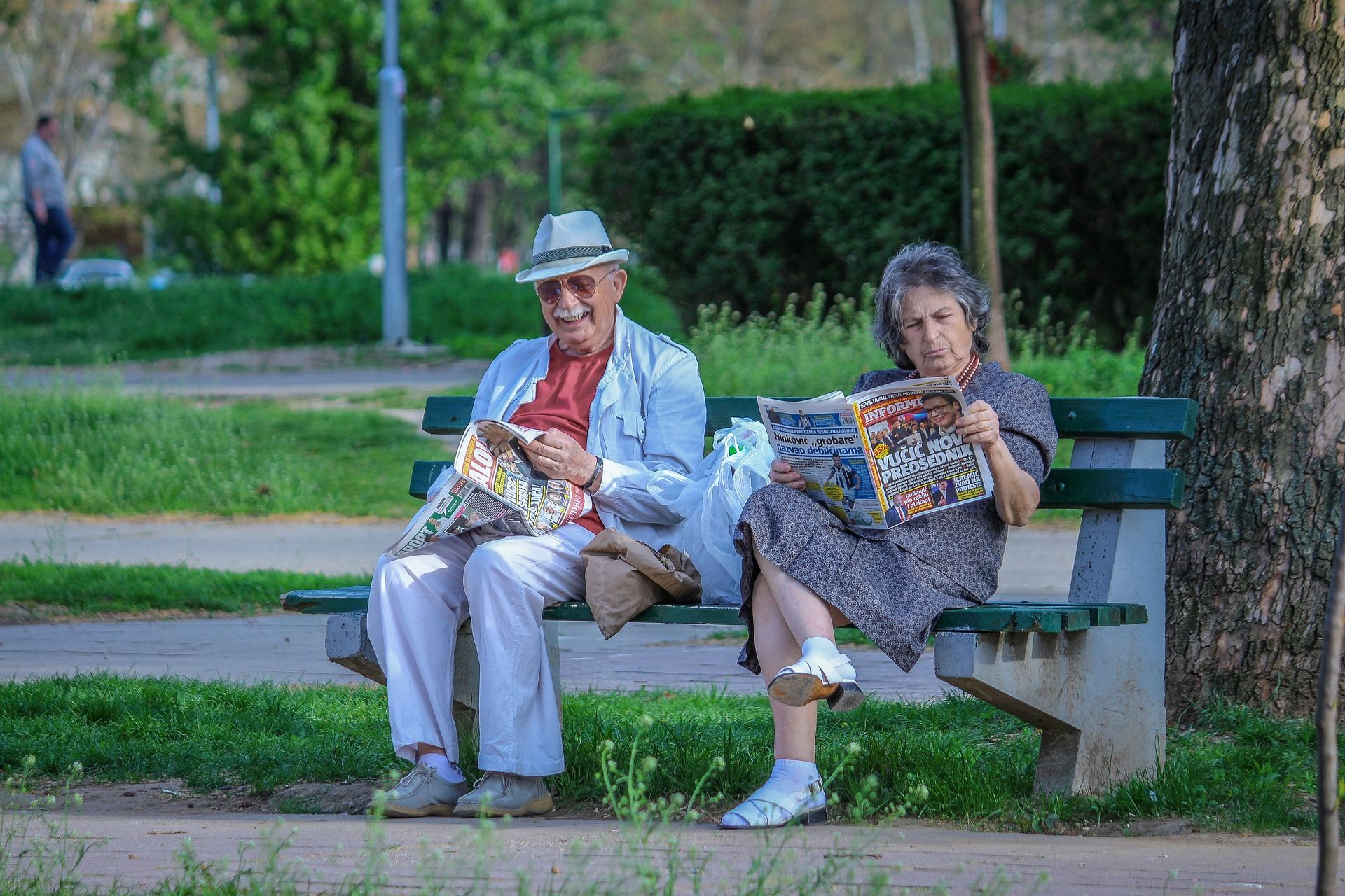 Жизнь пенсионеров на пенсии. Пенсионеры. Бабушка на улице. Пожилые люди на улице. Бабушка и дедушка.
