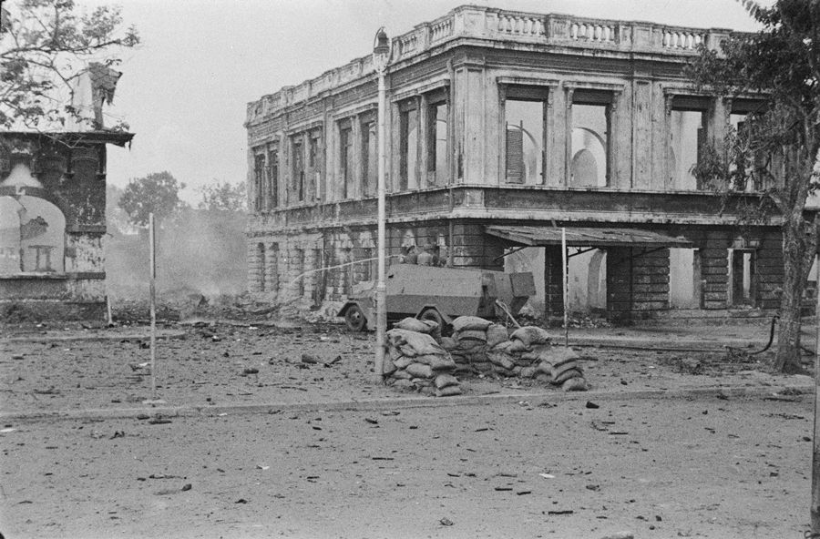 Pemadam kebakaran memadamkan api pada dua bangunan hotel dan toko di depan Stasiun Kereta Api Bandung yang terbakar pada peristiwa Bandung Lautan Api, 24 Maret 1946/Dok Nationaal Archief Belanda 