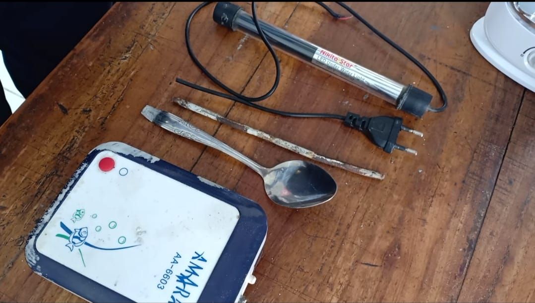 Barang barabg berupa besi, sendok kabel adaptor hasil penggeledahan di kamar hunian Lapaa Kelas II B Tasikmalaya
