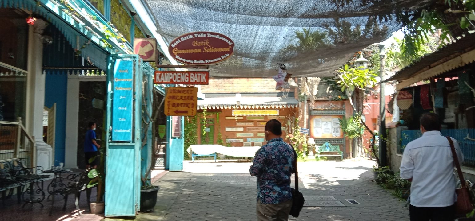Sebuah perkampungan penduduk dijadikan tempat destinasi wisata Kampoeng Batik di jalan Kauman Solo Jawa Tengah.