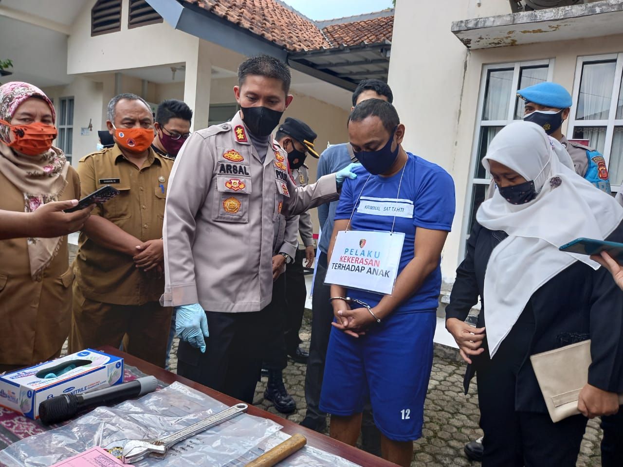 Wakapolresta Bogor AKBP Arsal Sahban dengan pelaku kekeasan rumah tangga Achmad Saputra (38), Selasa 23 Maret 2021
