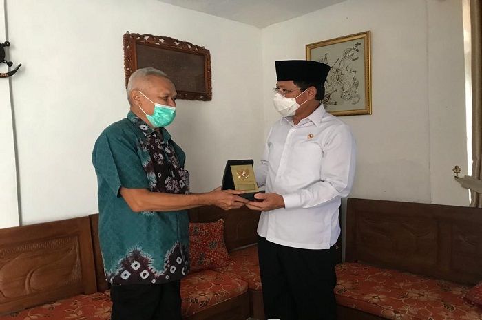 Anggota Wantimpres HM Mardiono memberikan  plakat penghargaan kepada Prof Dr HM Tihami  