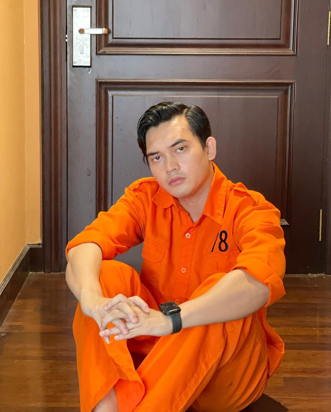 Potret Ikbal Fauzi pemain sinetron Ikatan Cinta saat mengenakan baju tahanan.