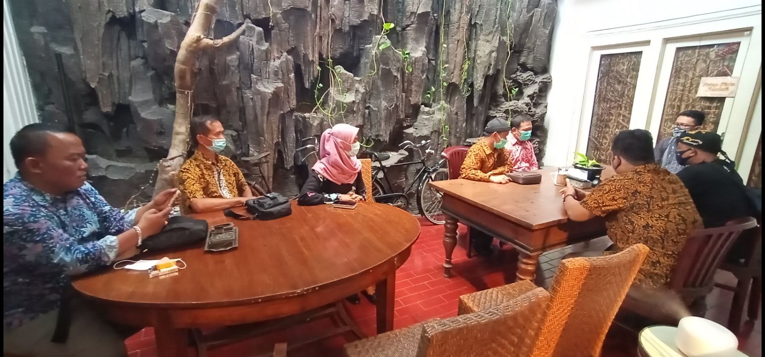 Rombongan kunker Pemda Pangandaran sedang berdialog dengan pemilik workshop pengrajin batik di destinasi wisata Kampoeng Batik jalan Kauman Surakarta, Selasa, 23 Maret 2021.