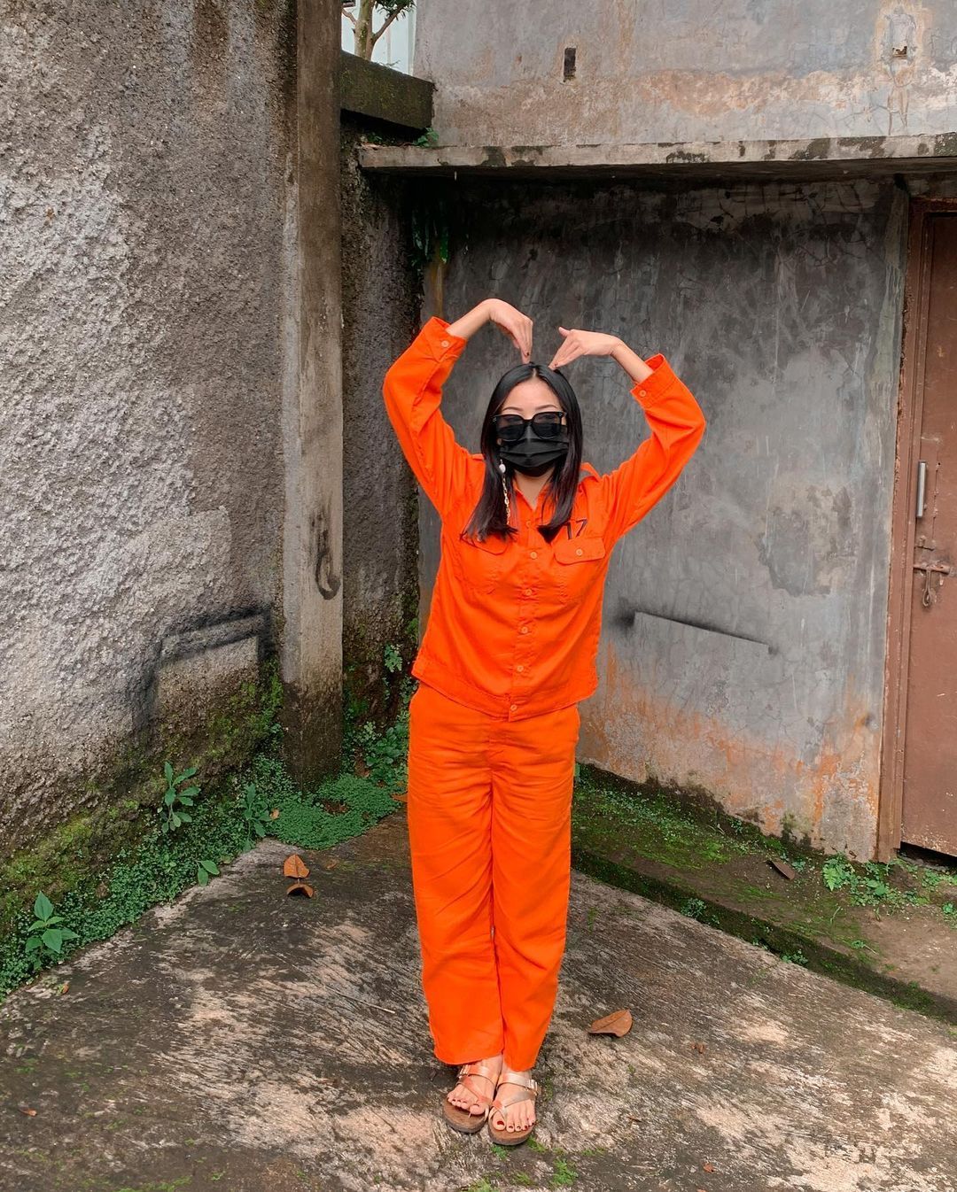Potret Glenca Chysara pemain sinetron Ikatan Cinta saat mengenakan baju tahanan.