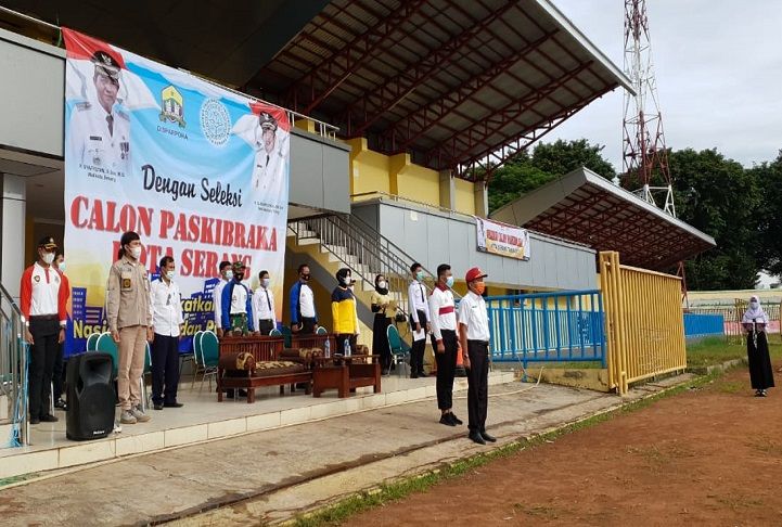 Kadispora Kota Serang beserta jajaran panitia saat upacara pembukaan seleksi Paskibraka Kota Serang 2021, di Stadion Maulana Yusuf, Ciceri, Kota Serang, Rabu, 24 Maret 2021.