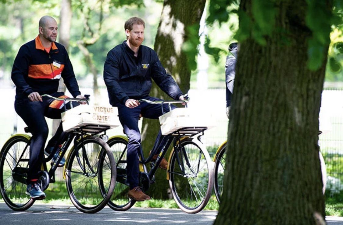 Potret Pangeran Harry asyik bersepeda di dekat rumahnya tak lama wawancaranya bersama Meghan Markle dan Oprah Winfrey keluar