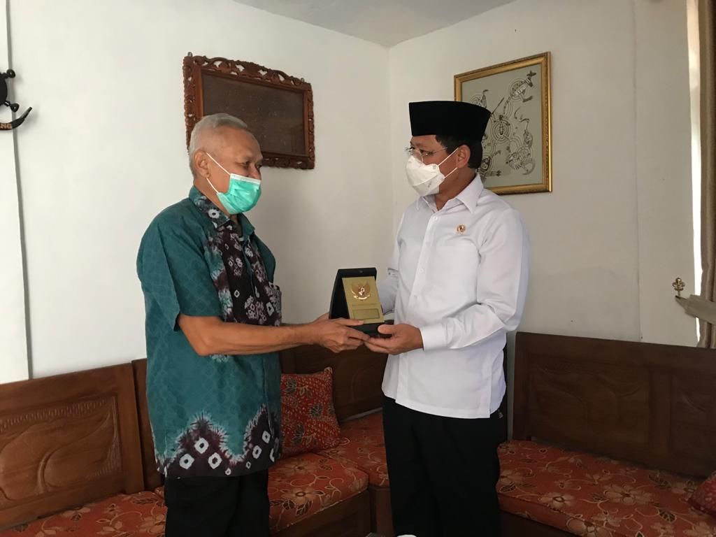 Anggota Wantimpres Muhammad Mardiono (kanan) memberikan plakat kepada mantan Rektor UIN SMH Banten Prof. DR H MA Tihami