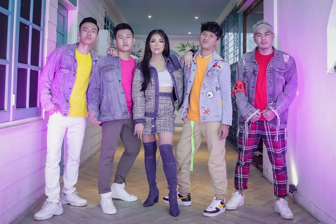 Penyanyi Vebrie Verona saat pembuatan video musik single terbarunya ‘Ga Mau, Ga Suka Gelay’ di Jakarta, Minggu 21 Maret 2021.
