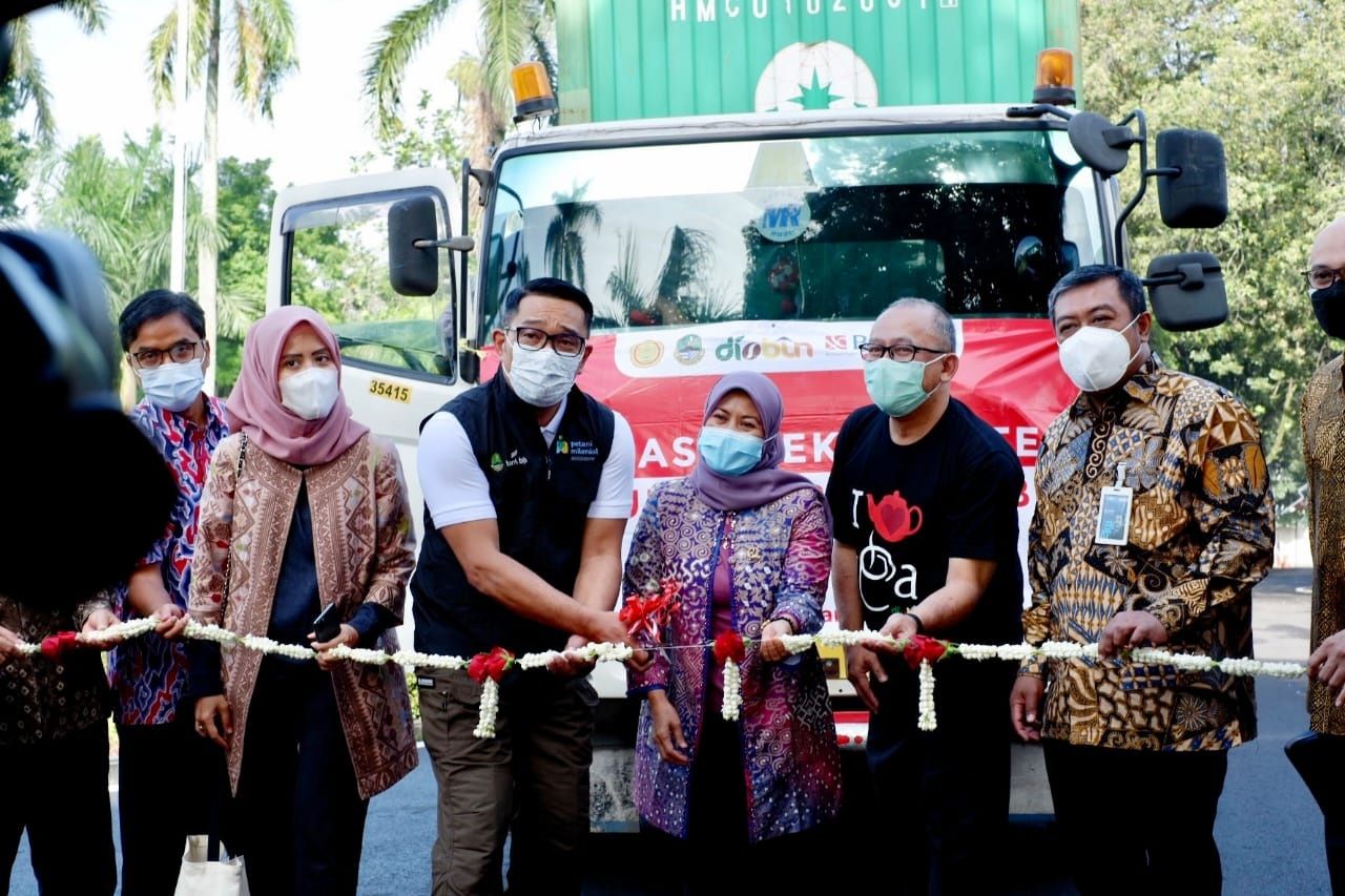  Anggota Komisi II DPRD Provinsi Jawa Barat Yuningsih (ketiga dari kanan) menghadiri, acara simbolis pelepasan Ekspor Teh Provinsi Jawa Barat ke Uni Emirat Arab di Gedung Pakuan Kota Bandung Jumat, 26 Maret 2021. 