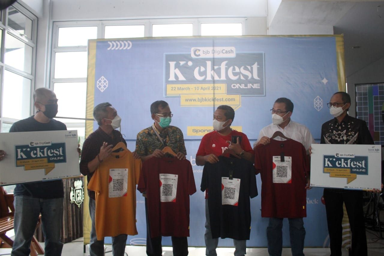 Peluncuran program bjb DigiCash KickFest diselenggarakan secara offline dengan menerapkan protokol kesehatan ketat di C59 Factory, Cigadung, Kota Bandung, Jumat, 26 Maret 2021. 