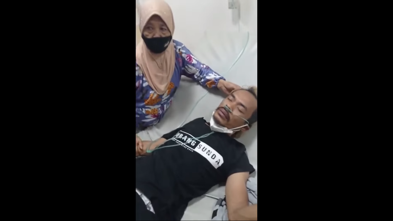 Tangkapan layar video terlihat Ade Londok sedang terbaring di rumah sakit setelah sempat terjatuh dari tangga.