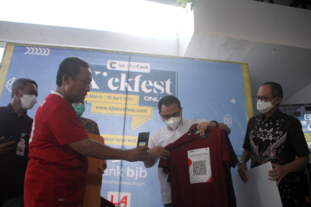 Wakil Wali Kota Bandung Yana Mulayana (kiri) pada acara Peluncuran program bjb DigiCash KickFest diselenggarakan secara offline dengan menerapkan protokol kesehatan ketat di C59 Factory, Cigadung, Kota Bandung, Jumat, 26 Maret 2021. 