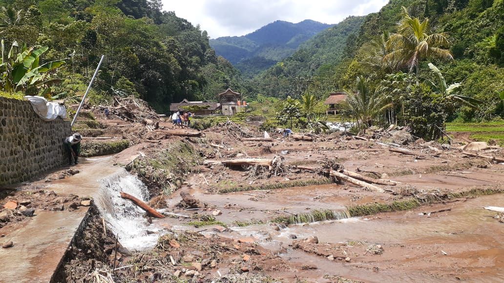 Korban Meninggal Dunia Banjir Bandang Sumedang Selatan Ditemukan ...