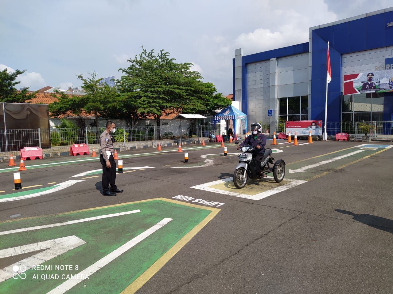 Komunitas disabilitas melakukan uji coba SIM D di Semarang