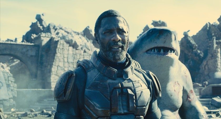Idris Elba (kiri) sebagai Bloodsport dan King Shark di “The Suicide Squad.” 