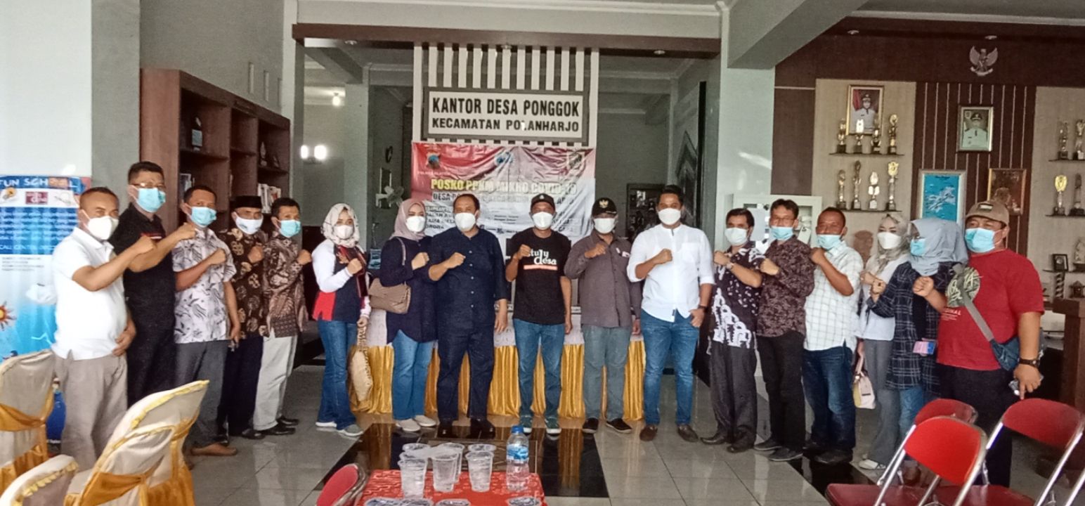 Foto bersama di gedung kantor Desa Ponggok, Klaten Jawa Tengah, Sabtu, 27 Maret 2021.