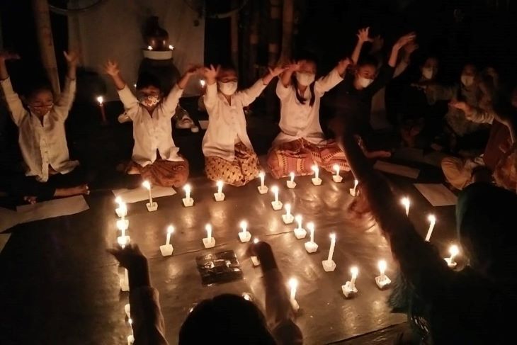 Pada peringatan Earth Hour 2021 anak-anak sanggar seni Bongkeng Arts Space  di Gang Kamasan II Bojong Koneng, Kelurahan Sukapada Kecamatan Cibeunying Kidul Kota Bandung, Sabtu 27 Maret 2021 malam lantunkan kidung dan doa harapan.