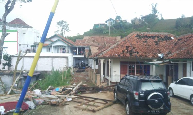 Situasi pasca angin puting beliung di Desa Mekarsaluyu, Kecamatan Cimenyan, Kabupaten Bandung, Minggu 28 Maret 2021