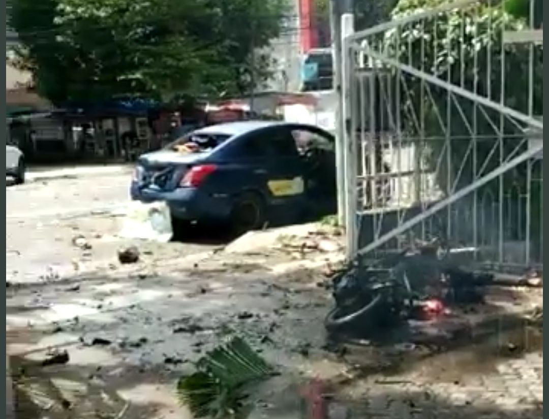 Terjadi ledakan diduga bom bunuh diri di Gereja Katedral Makassar. Hingga saat ini kepolisian masih melakukan pengamanan lokasi.