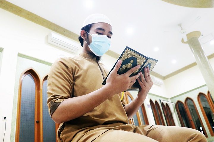 Ilustrasi doa seorang muslim Raihan ABS di masjid at Taqwa, PIK Cakung, Jakarta Timur.