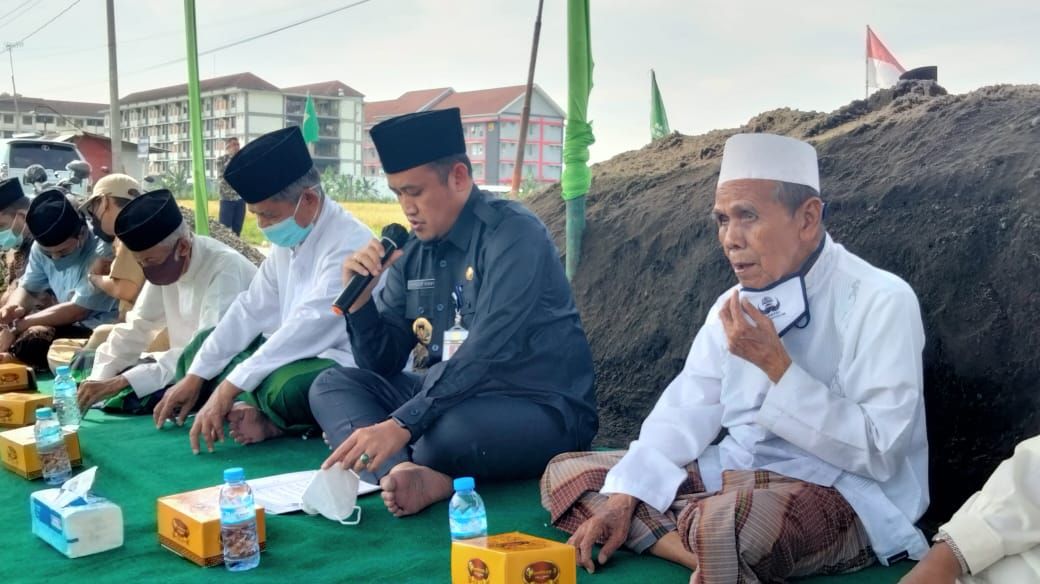 Wakil Bupati Pemalang, Mansur Hidayat menghadiri acara peletakan batu pertama pembangunan kantor Majelis Wakil Cabang Nahdlatul Ulama (MWC NU) di Kelurahan Kebondalem, Kecamatan Pemalang, Senin 29 Maret 2021.