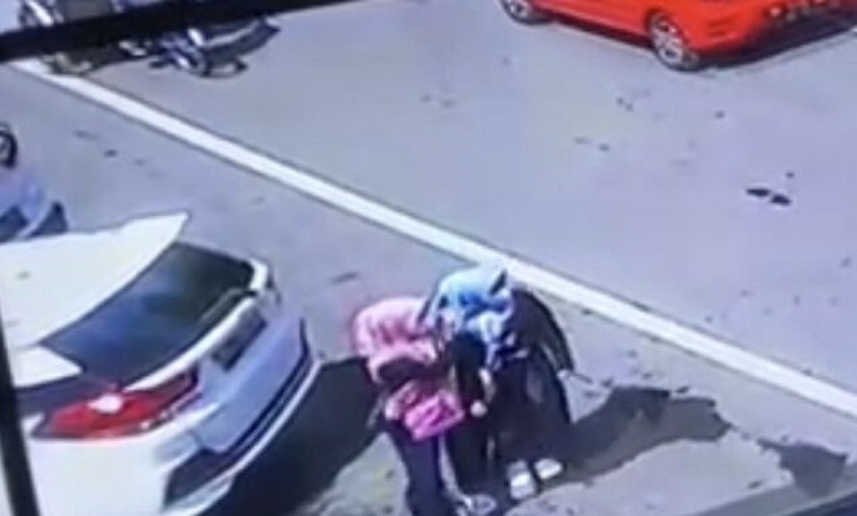 Polisi melakukan pendalaman dan analisa rekaman CCTV yang merekam adanya dua wanita diduga memberi kode sebelum terjadi ledakan di gereja.