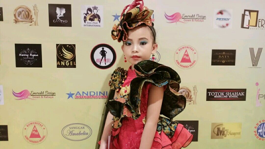 Mentari Ashifa Syaputri berhasil membawa pulang dengan gelar juara Princes Internasional 2021 Kategori A (umur 5-12 tahun).,Mentari dalam Ajang Indonesian Model Award. 