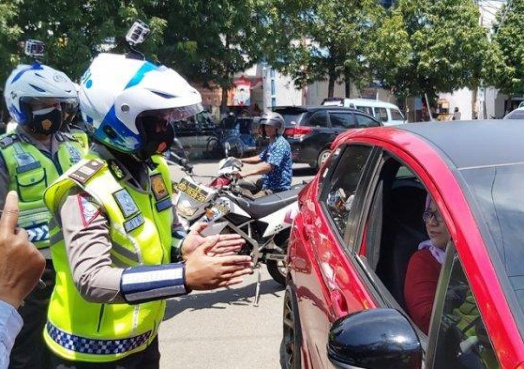 Sejumlah kendaraan ditilang Satlantas Polres Tegal Kota karena kedapatan parkir liar di Jalan Pancasila Kota Tegal, Senin, 29 Maret 2021.